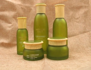 green glass bottle with wood cap environmental protection new skin care product cosmetics packaging