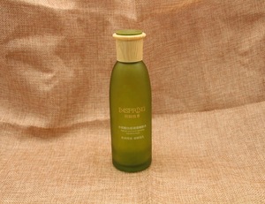 green glass bottle with wood cap environmental protection new skin care product cosmetics packaging